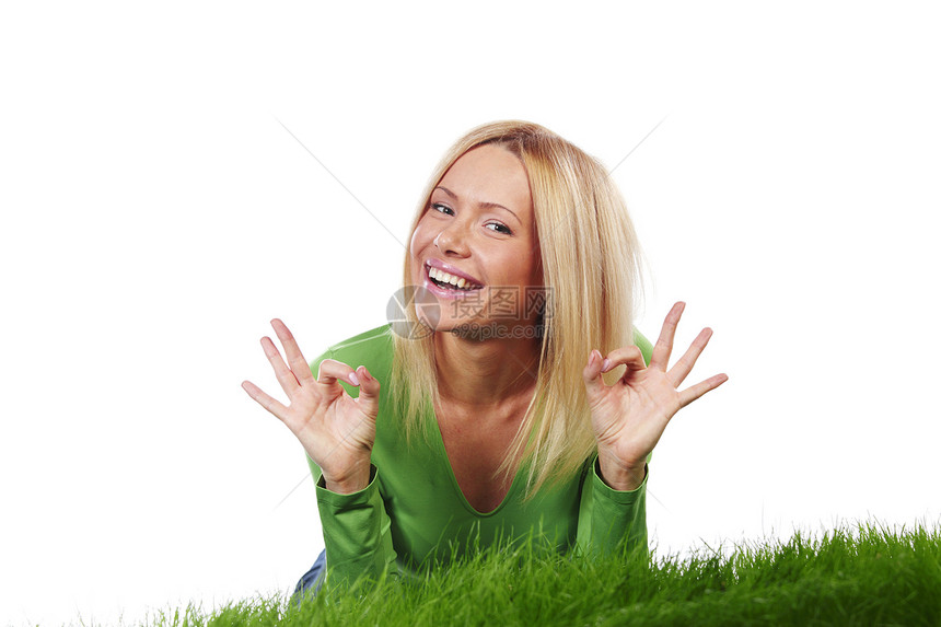 女人躺在草地上乐趣微笑女孩快乐喜悦绿色金发工作室白色享受图片