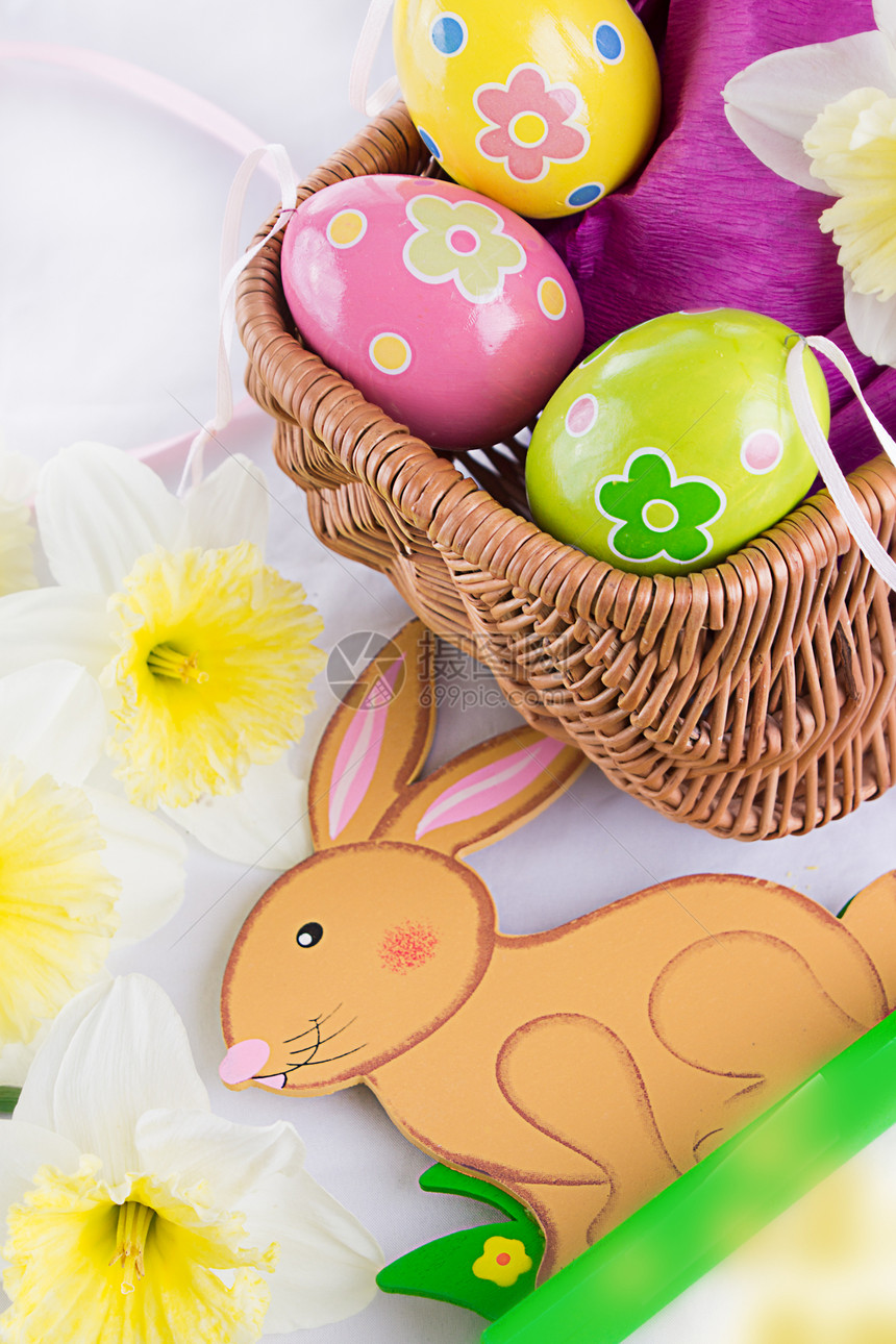 复活节装饰 白上加兔子 鸡蛋和郁金香庆典紫色木头季节玩具绿色白色水仙花黄色篮子图片