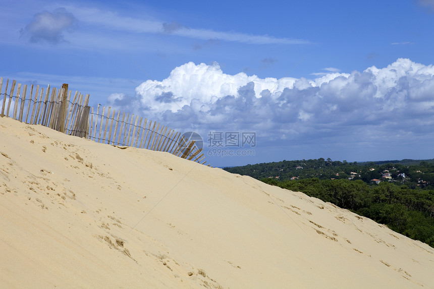 栅栏地标旅行冒险游客沙漠海滩脚步晴天脚印蓝色图片