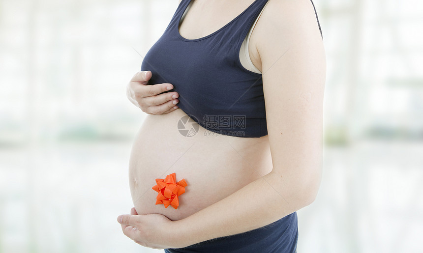 怀孕身体女士女性母性亲热家庭腹部母亲保健卫生图片