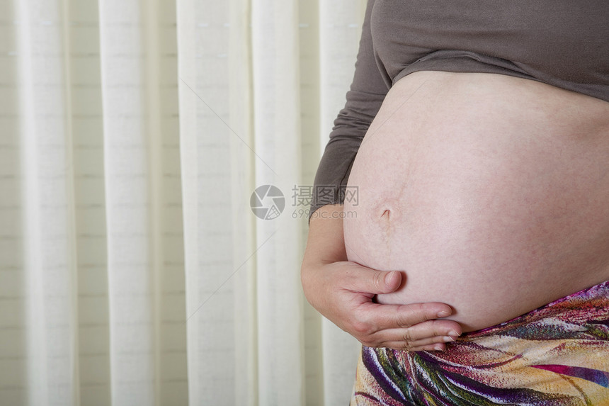 怀孕妻子家庭喜悦女性卫生希望拥抱腹部身体母性图片