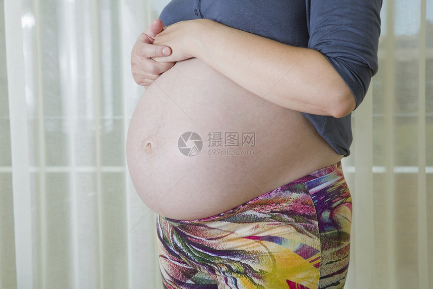 怀孕喜悦母性身体女士家庭女性拥抱生活保健腹部图片