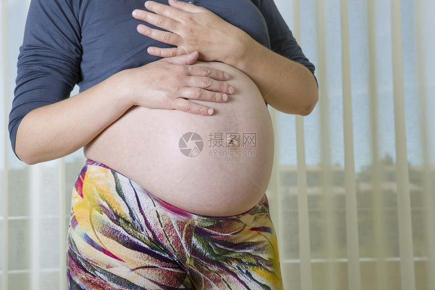 孕妇希望女性妻子身体保健女士家庭母性腹部拥抱图片
