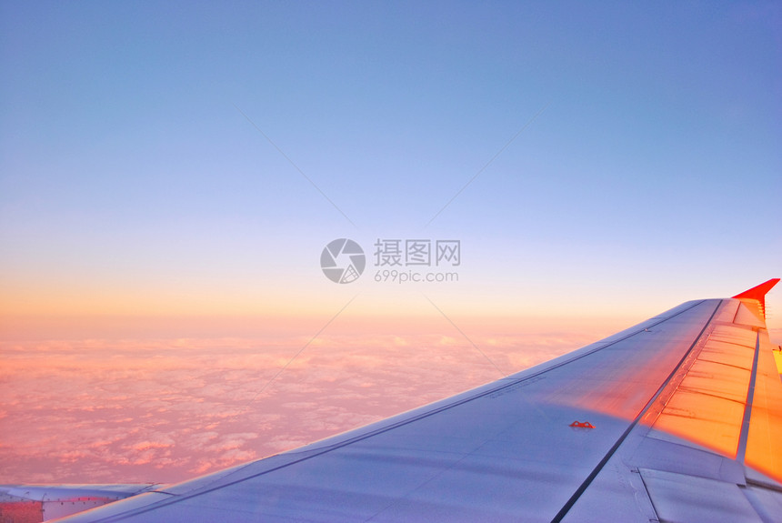 云上方的飞机飞行蓝色运输全景旅行交通商用飞机翅膀天空方式图片