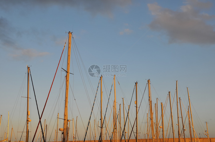 帆船马斯特号娱乐码头蓝色电缆运动海岸线海洋运输绳索帆船赛图片