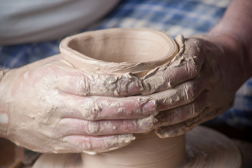 陶匠的手陶瓷工匠陶器拇指黏土车轮制造业旋转女士制品图片