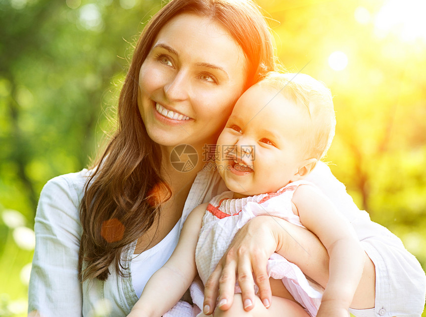 美丽的母亲和宝宝外门 大自然乐趣婴儿背光快乐童年父母妈妈女性女儿太阳图片