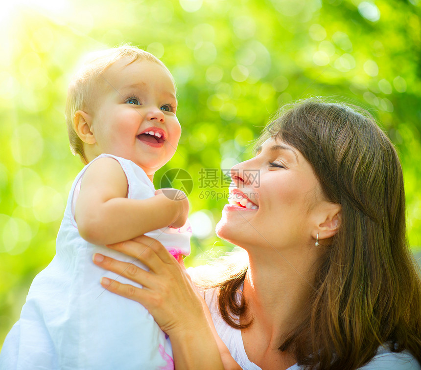 美丽的母亲和宝宝外门 大自然妈妈喜悦快乐女性母性拥抱微笑家庭公园孩子图片
