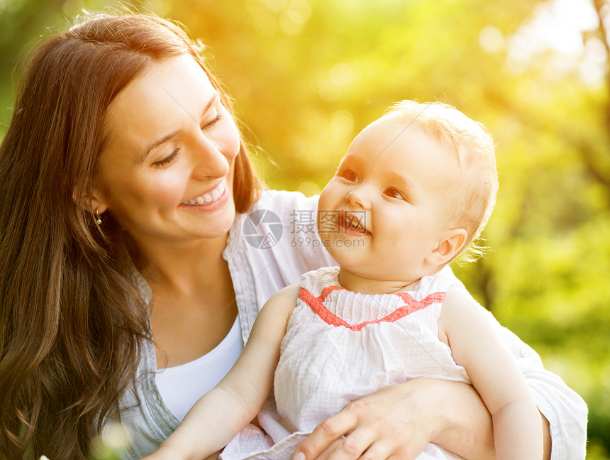 美丽的母亲和婴儿户外家庭女儿护理喜悦童年拥抱微笑快乐乐趣牙齿图片