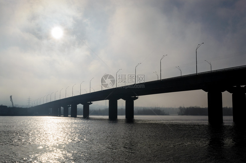 雾中大桥多云黑暗薄雾太阳图片