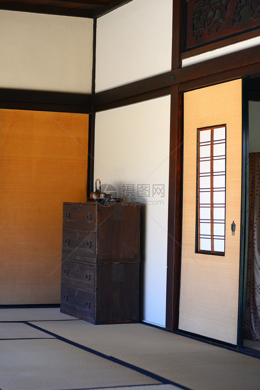 日式住房内阁白色木头框架壁橱图片