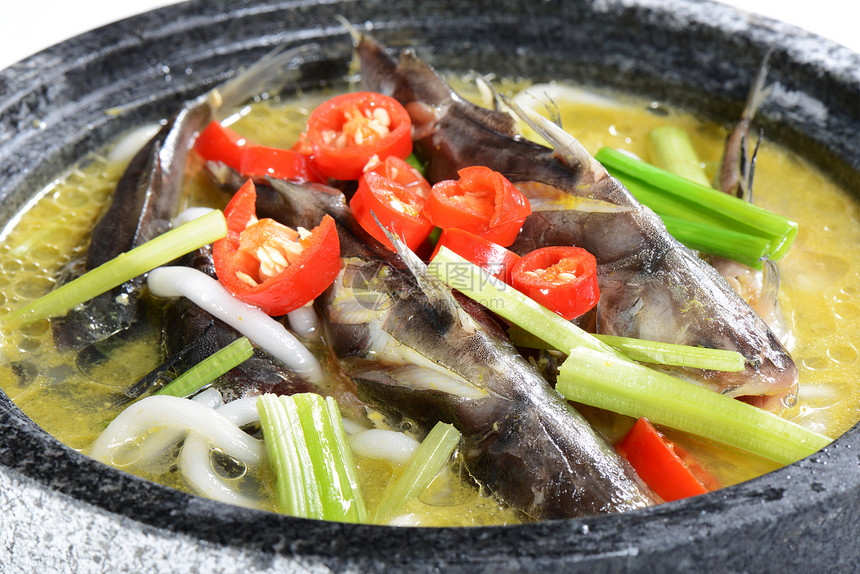 中国食品 在石锅中煮鱼图片