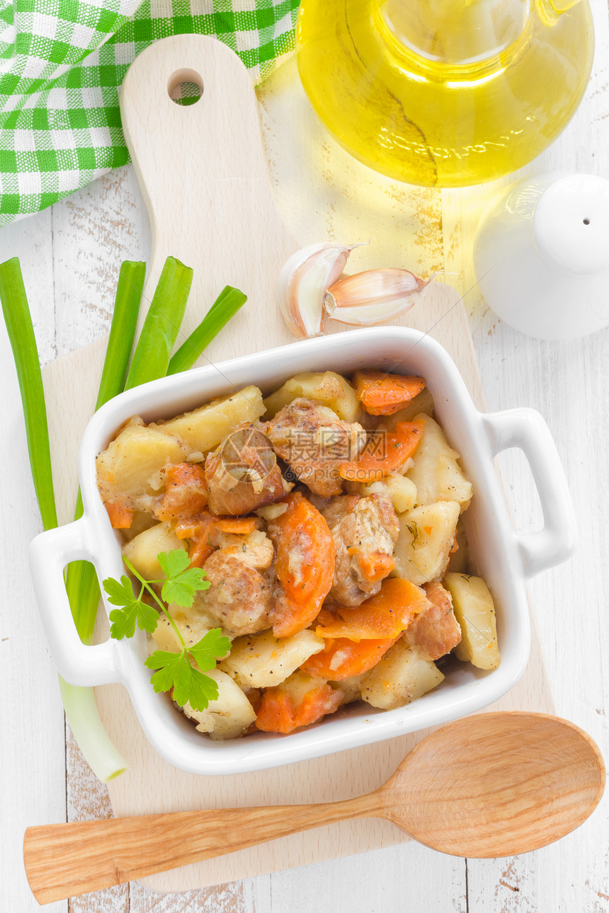 含有蔬菜的肉类炖肉课程厨房营养羊肉乡村肉汁晚餐沙锅烹饪图片