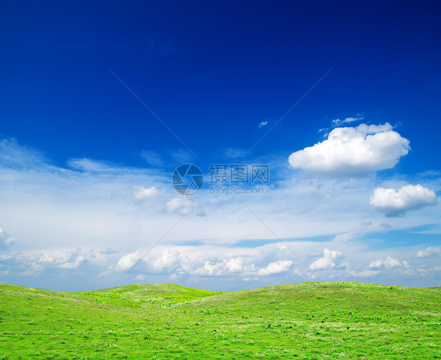 字段全景阳光绿色牧场乡村远景天气土地季节天空图片