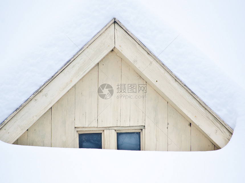 屋顶有雪晴天季节蓝色冰柱窗户白色房子外观图片