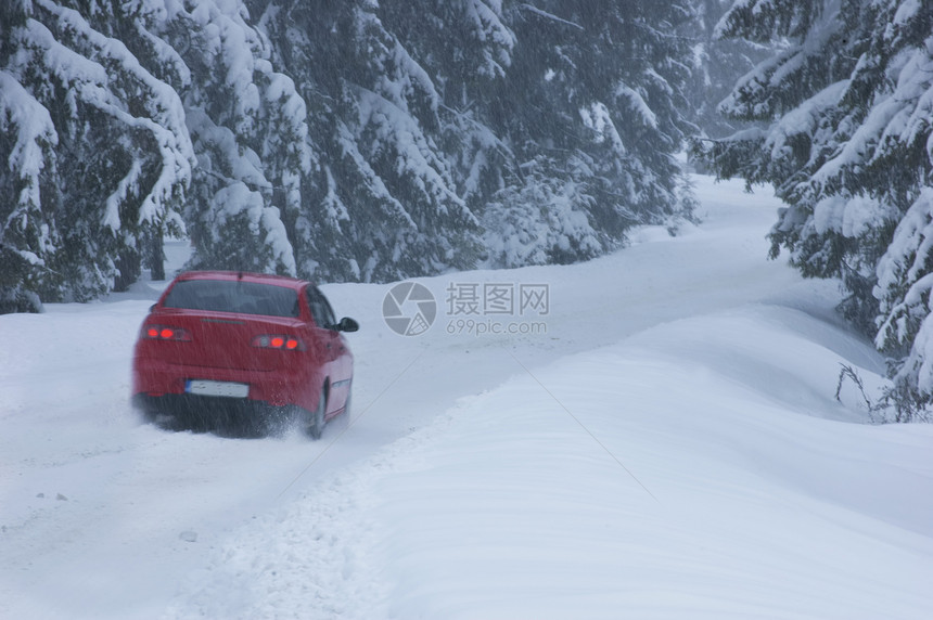 带红色车的冬季现场图片