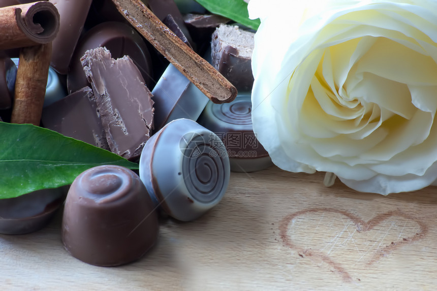 巧克力糖加肉桂和玫瑰图片