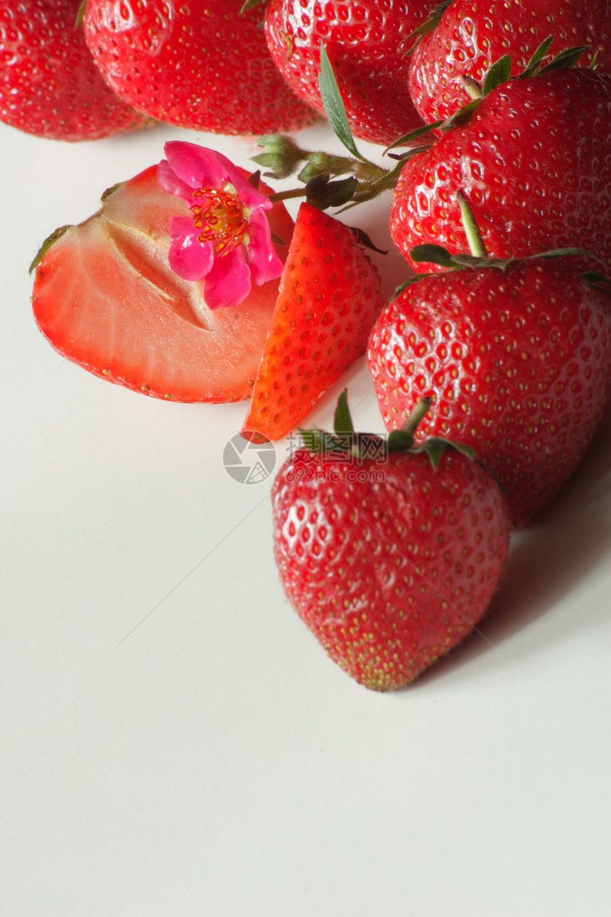 将新鲜草莓和红花组合在一起图片
