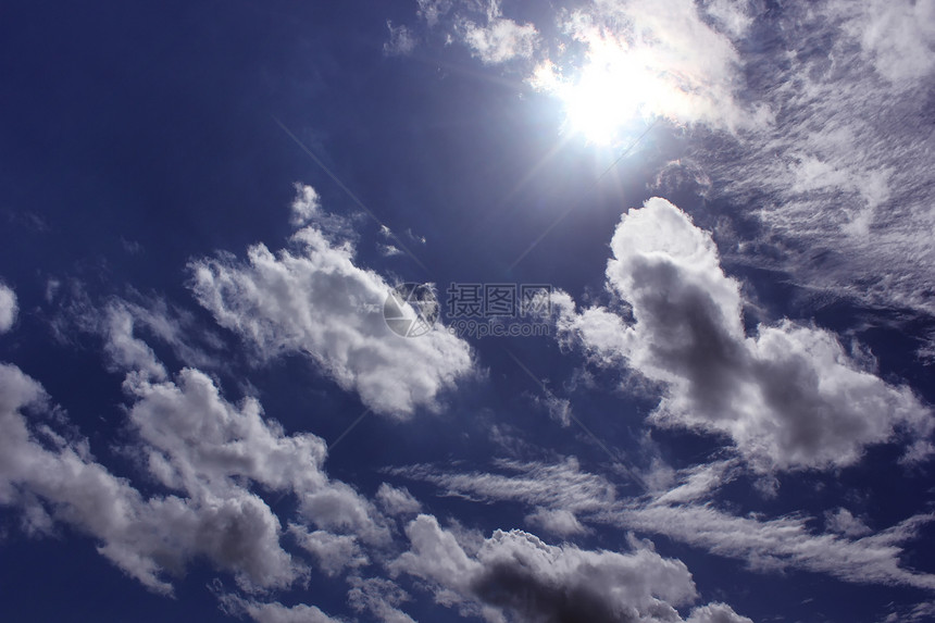 美丽的乌云和阳光天气多云天堂太阳蓝色气候场景空气气氛臭氧图片