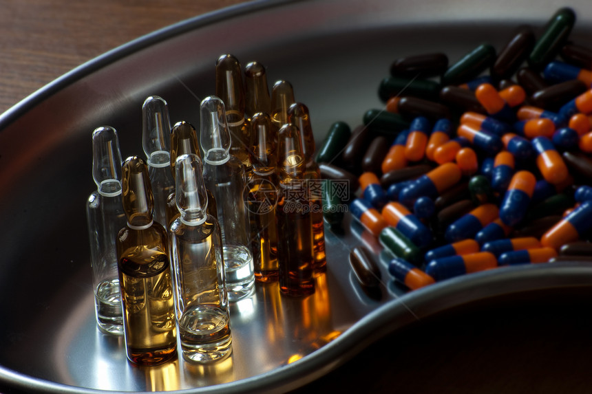 药瓶和胶囊形式的药物图片