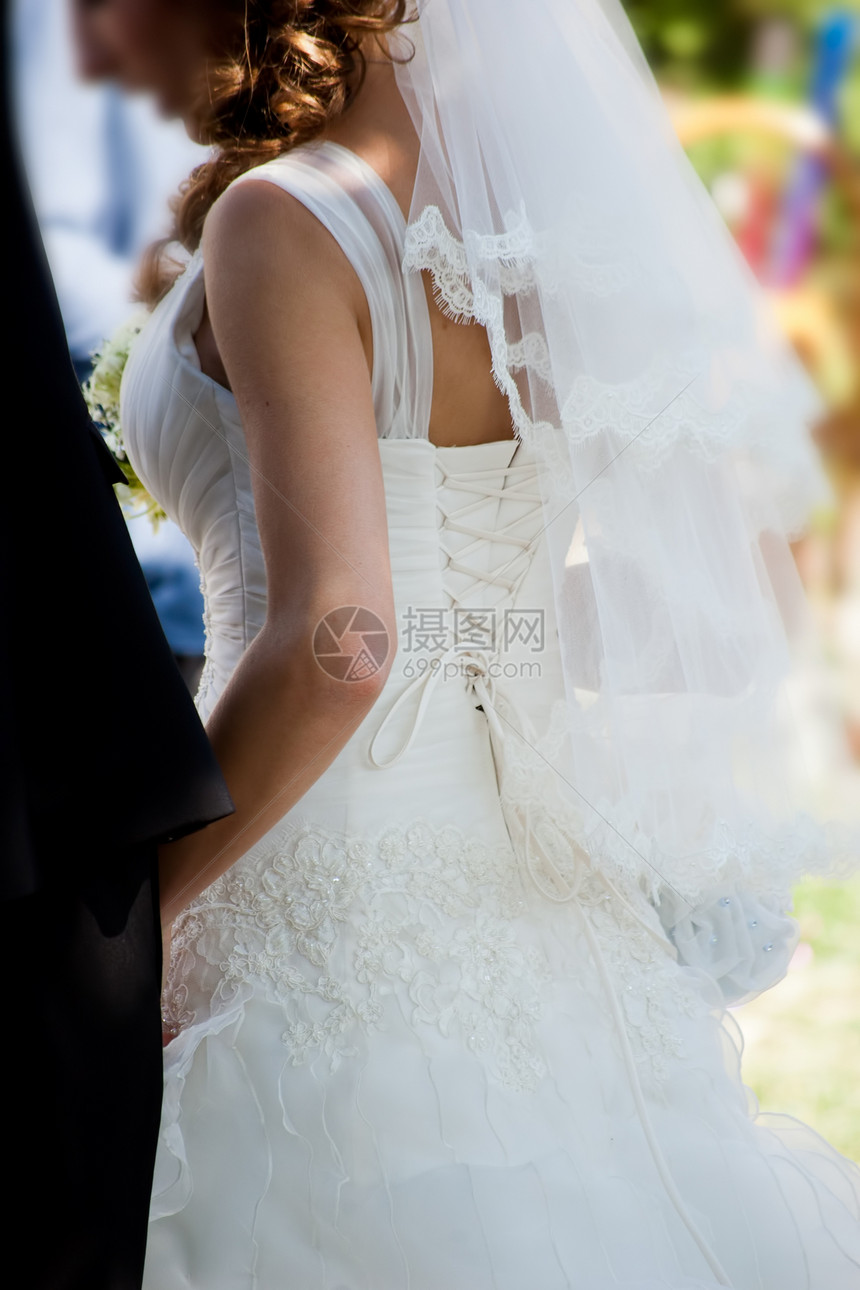 新娘在新郎旁边的背面视图图片