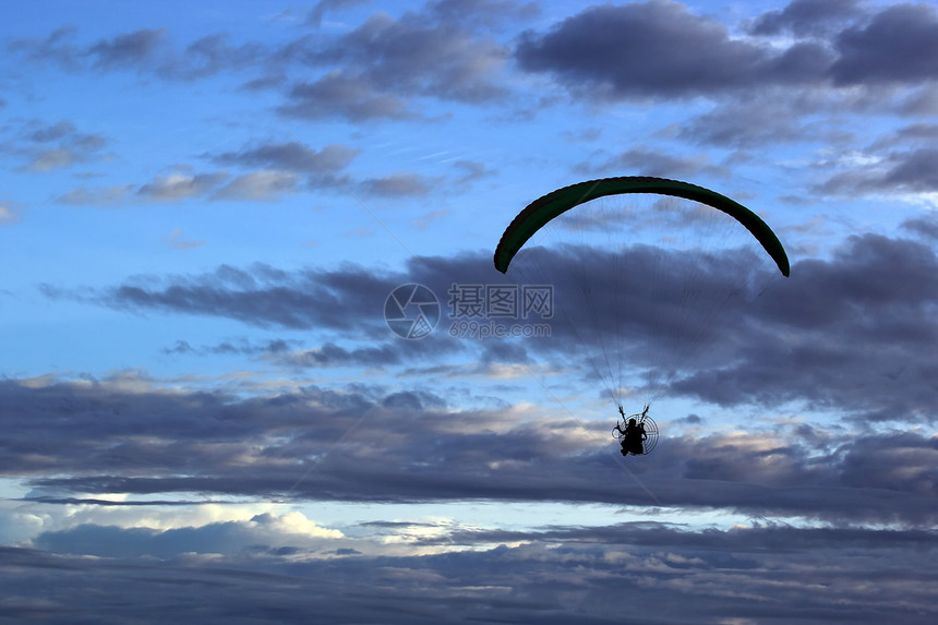 美丽的天空背景上的滑翔图的轮廓行动跳伞荒野风险冒险自由活动降落伞挑战闲暇图片