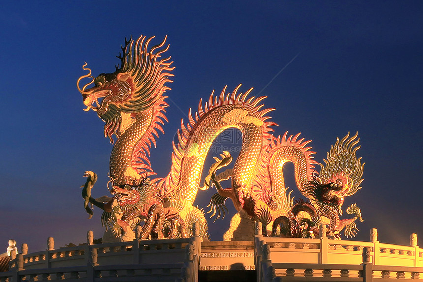 黄昏时的中国龙雕像建筑学寺庙红色节日宗教雕塑文化艺术金子力量图片