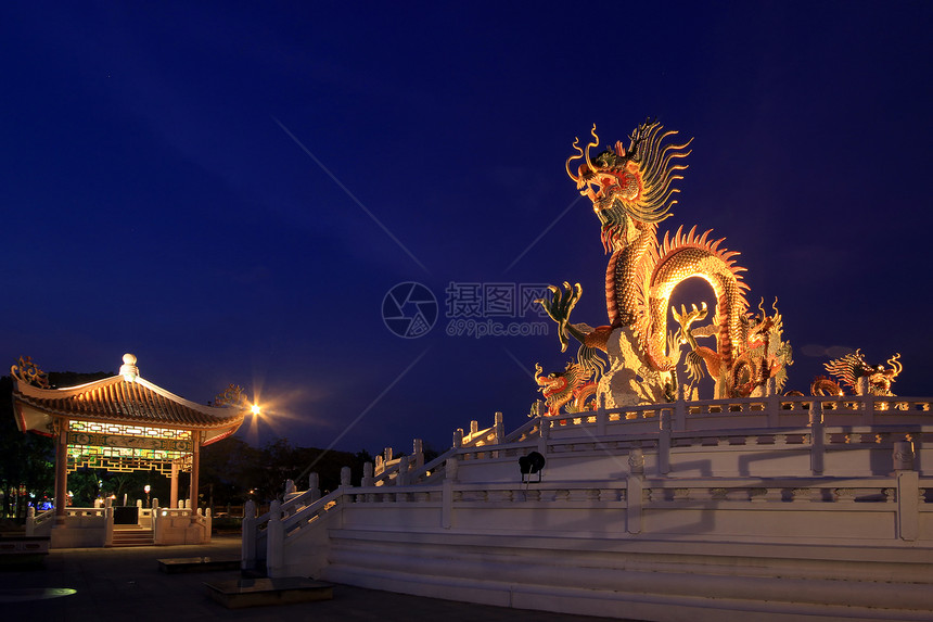 黄昏时的中国龙雕像文化节日金子雕塑力量宗教艺术建筑学红色寺庙图片