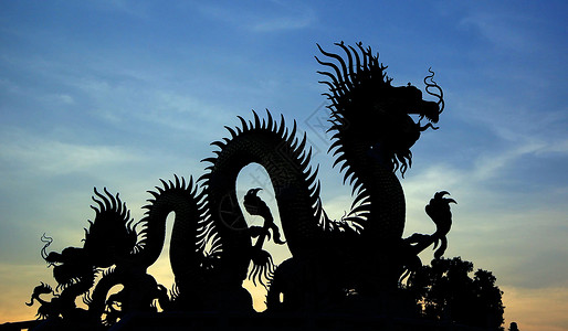 龙雕像金金中国龙的轮光寺庙建筑学金子雕像节日宗教文化力量红色雕塑背景