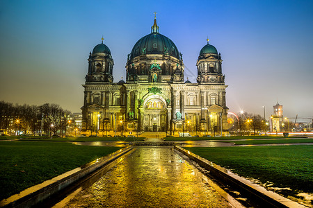 柏林多姆在柏林的晚上 德国柏林主场博物馆纪念碑历史教会城市照明景观建筑圆顶背景图片