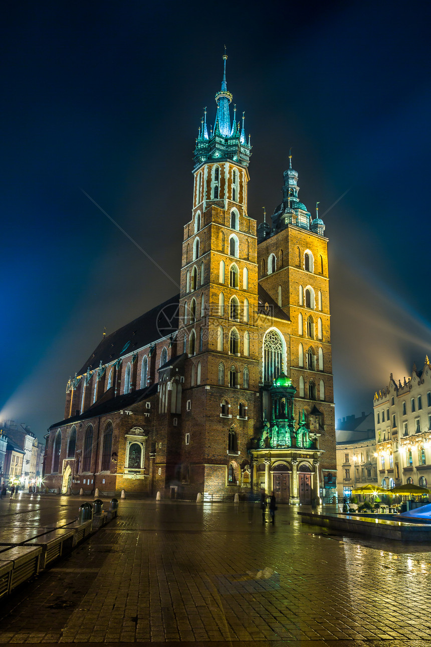 波兰 克拉科夫 夜幕市场广场地标历史房子宗教国家旅行城堡教堂旅游正方形图片