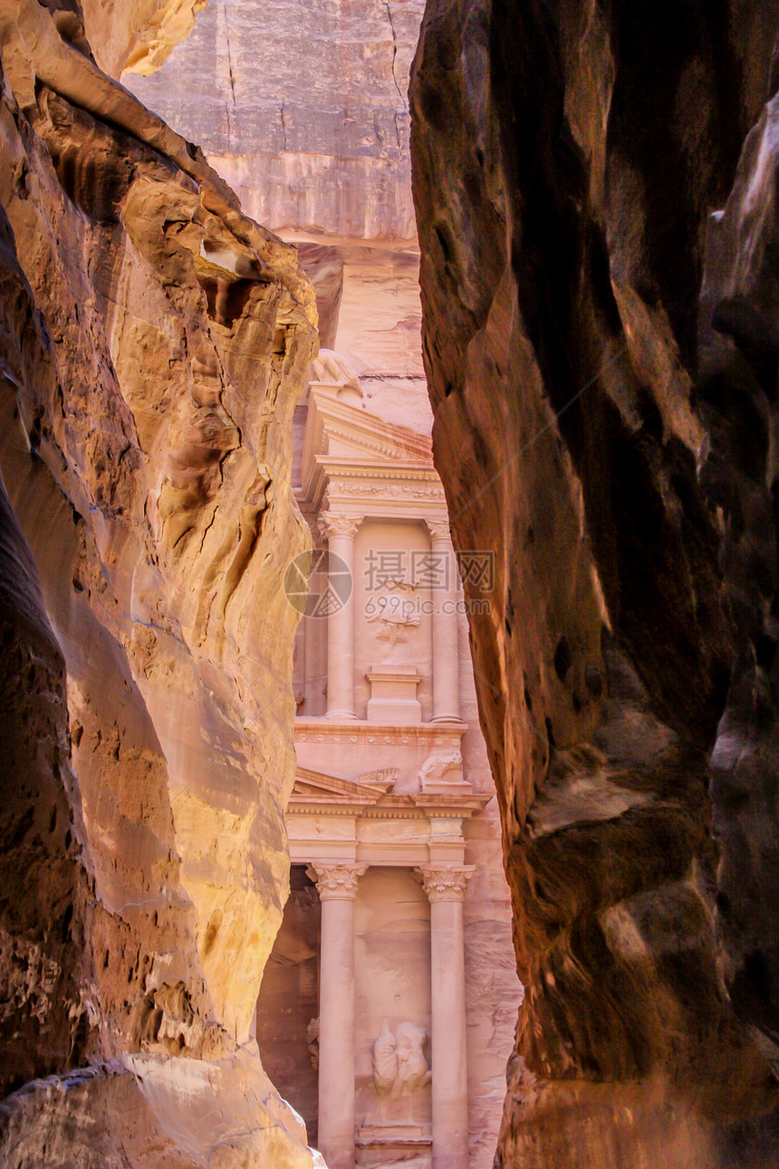 Al Khazneh或约旦佩特拉财政部旅行纪念碑岩石废墟历史建筑山沟寺庙风景游客图片