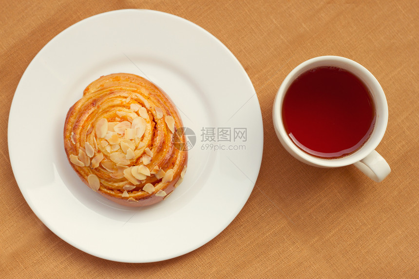 和托盘上的茶杯小麦馅饼奶油饮食谷物面包脆皮农业杯子面粉图片