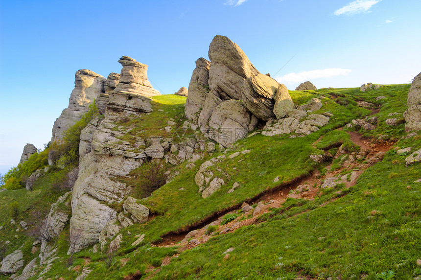 Demerdzhi山美丽的日落 乌克兰克里米亚顶峰薄雾土地天堂射线季节太阳森林蓝色场景图片