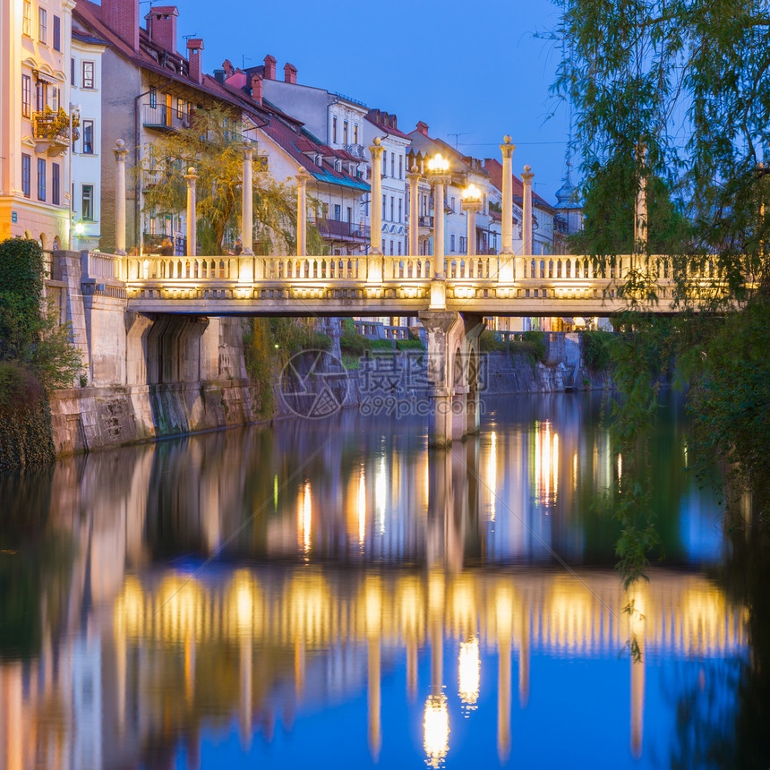 中世纪卢布尔雅那 欧洲斯洛文尼亚首都银行夜生活游客旅行全景建筑学场景长廊城市房子图片