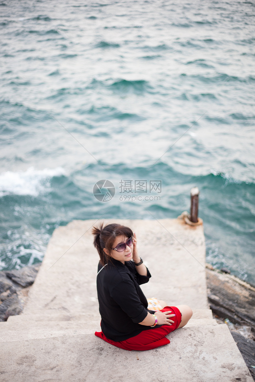 亚洲女性黑衬衫 坐在人行道上女士假期海岸旅游码头孤独白色支撑女孩风景图片