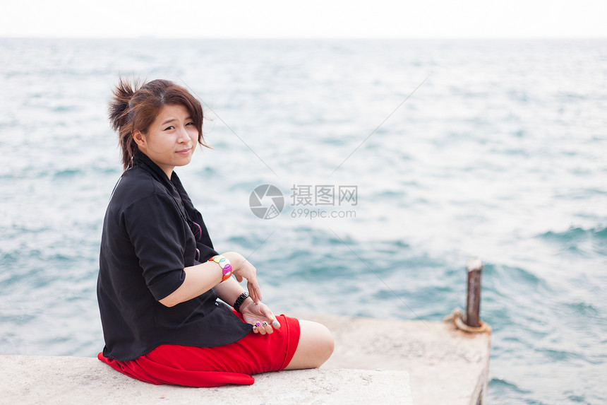 亚洲女性黑衬衫 坐在人行道上风景海岸海洋支撑冒充白色旅行码头女士成人图片