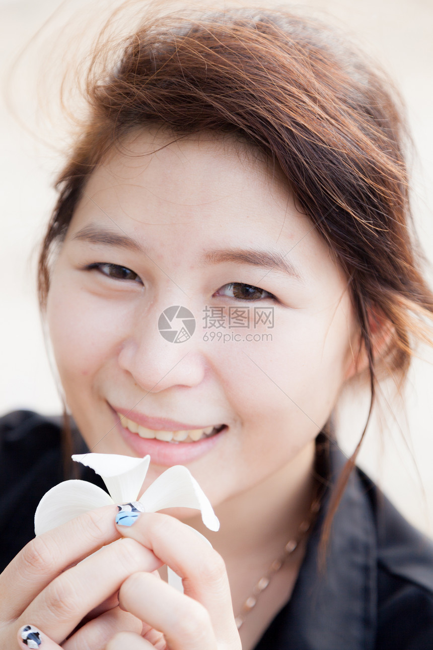 亚洲女性黑衬衫 穿着白花的衣物成人喜悦情感女孩白色生活微笑头发植物幸福图片