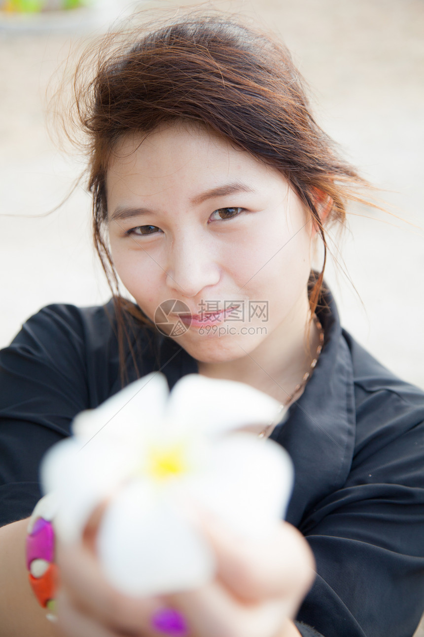 亚洲女性黑衬衫 穿着白花的衣物喜悦女士植物白色成人幸福生活微笑头发情感图片