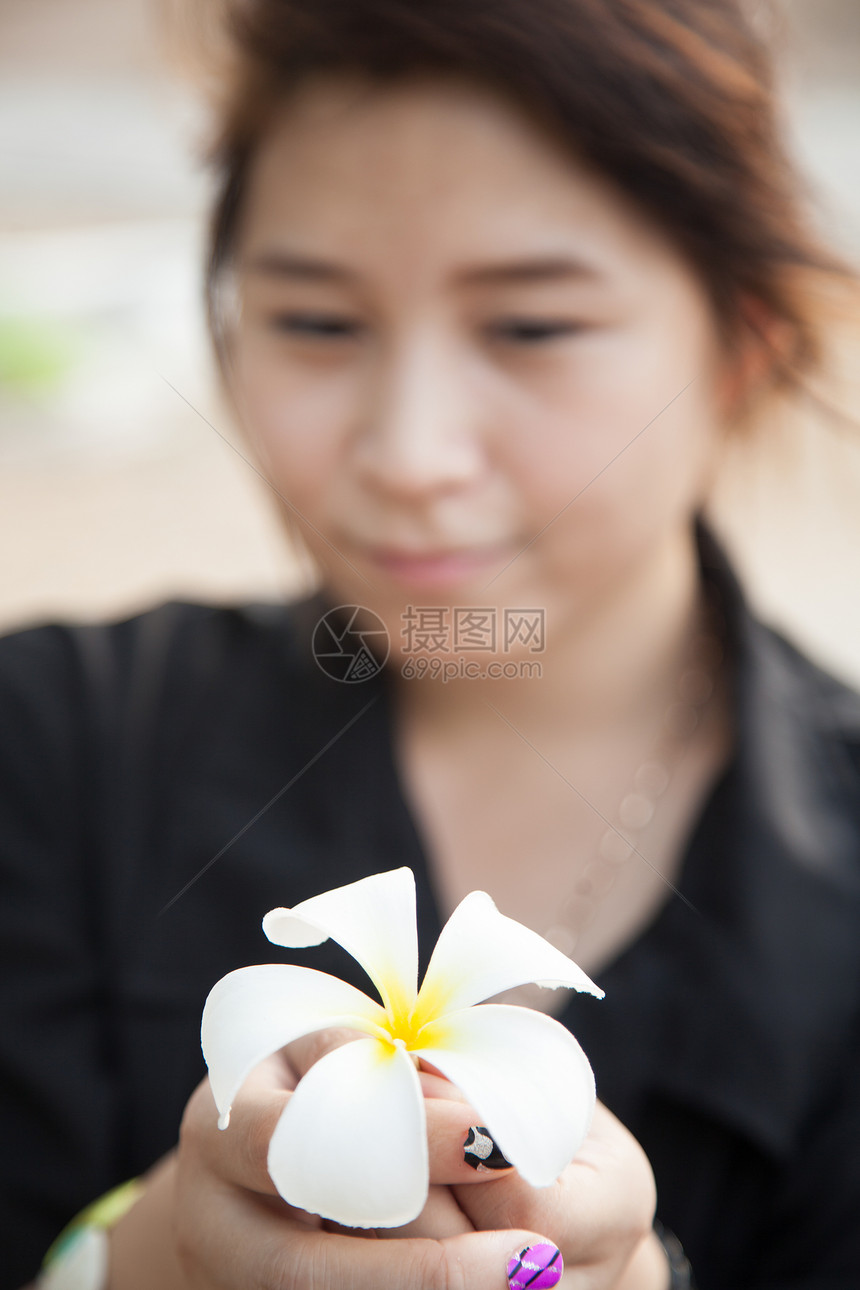 亚洲女性黑衬衫 穿着白花的衣物幸福生活情感微笑成人白色头发植物女孩喜悦图片