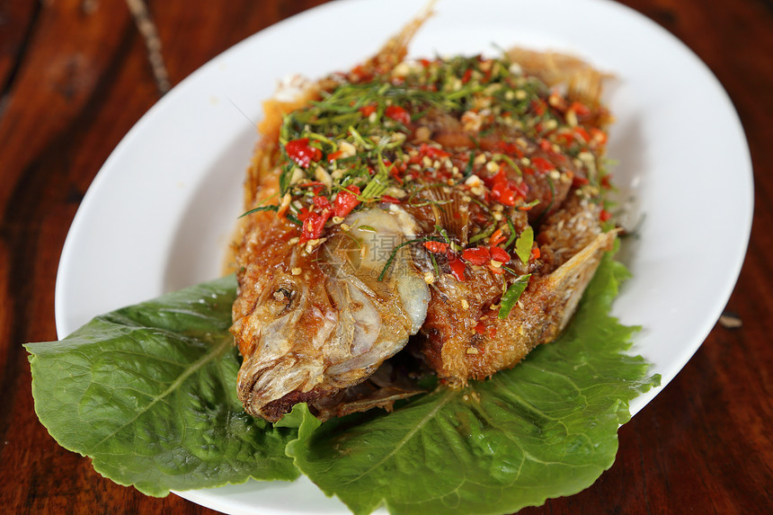 炸红宝石鱼加糖 沙司和辣酱烹饪海鲜桌子食物香料沙拉红宝石柠檬午餐美食图片