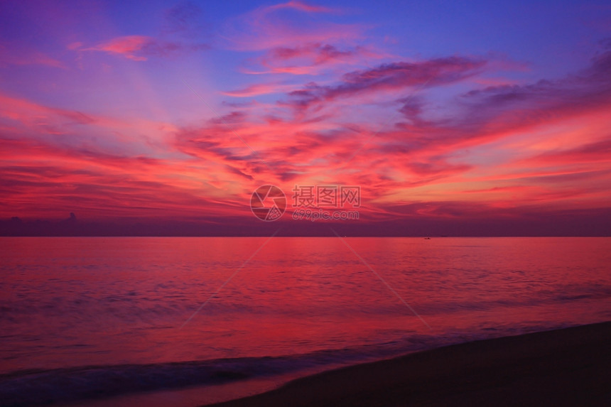 美丽的日出在泰国海上海洋海岸热带晴天海浪戏剧性太阳反射日光地平线图片