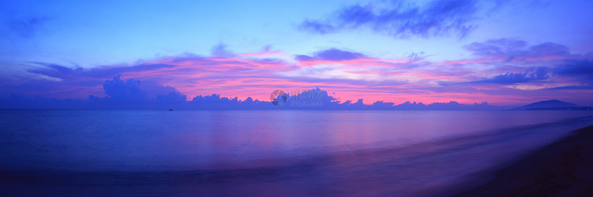美丽的日出在泰国海上阳光海岸天际戏剧性天气太阳海洋日落橙子海浪图片