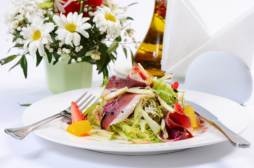 带熏鸭的沙律沙拉食物胸部鱼片蔬菜家禽营养饮食午餐熏制图片