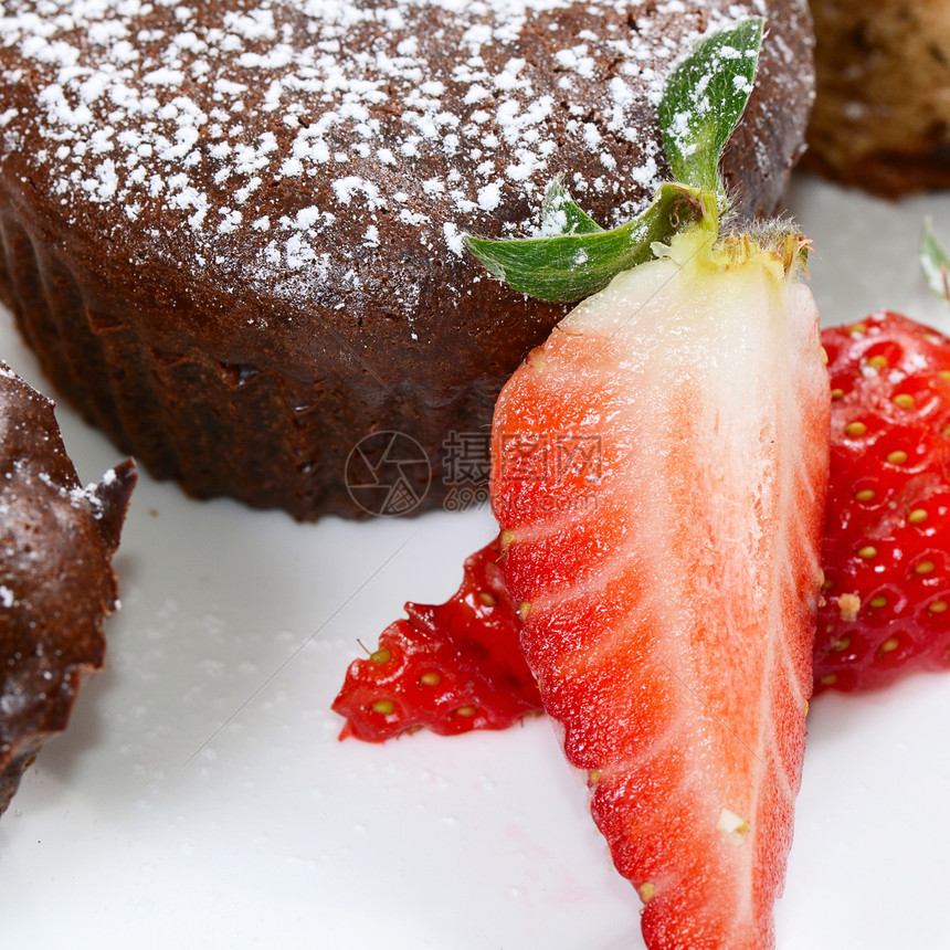 巧克力蛋糕加草莓宏观庆典水果盘子奢华艺术面包糕点美食甜点图片