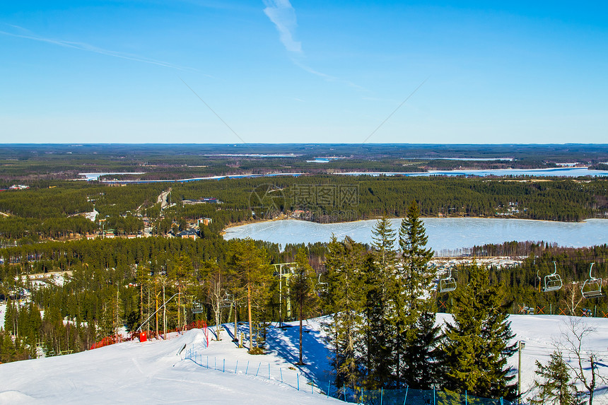 滑雪坡上方的风景图片
