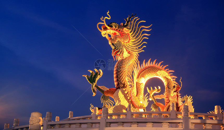 黄昏时的中国龙雕像寺庙建筑学艺术雕塑文化金子力量节日红色宗教图片
