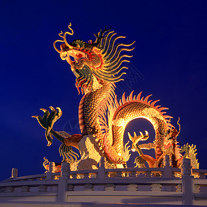 美丽的天空背景上的金色龙力量节日雕塑雕像建筑学文化金子红色寺庙艺术背景图片