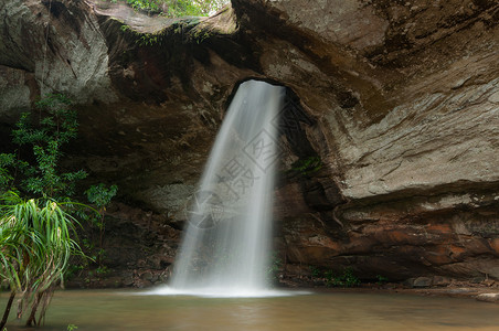 瀑布流进洞中石头热带墙纸背景图片