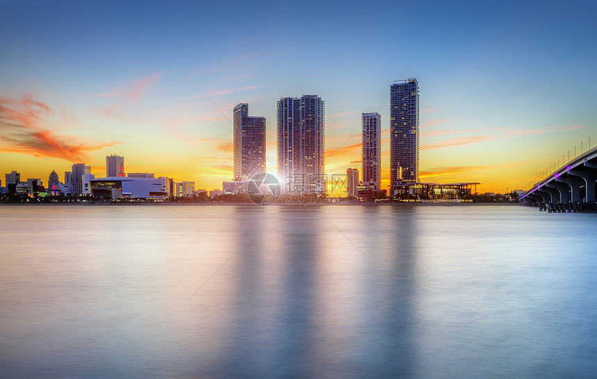 夜里在迈阿密市建筑学天际摩天大楼反射地标日落全景建筑物城市都市图片